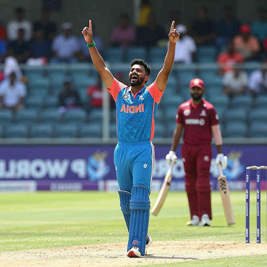 শাদাব খানের অলৌকিক সেঞ্চুরিতে ইংল্যান্ডকে এক উইকেটে হারিয়ে পাকিস্তানের ফাইনাল নিশ্চিত